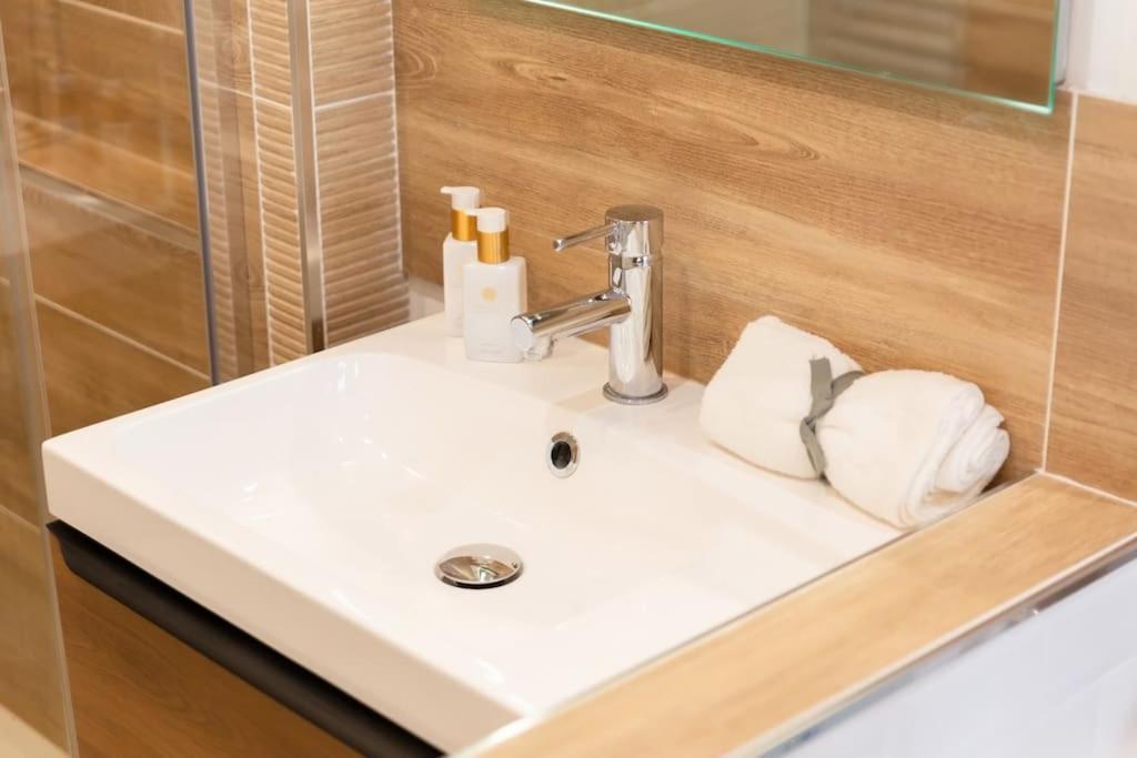 Suite Love Jacuzzi Montévrain Exterior foto