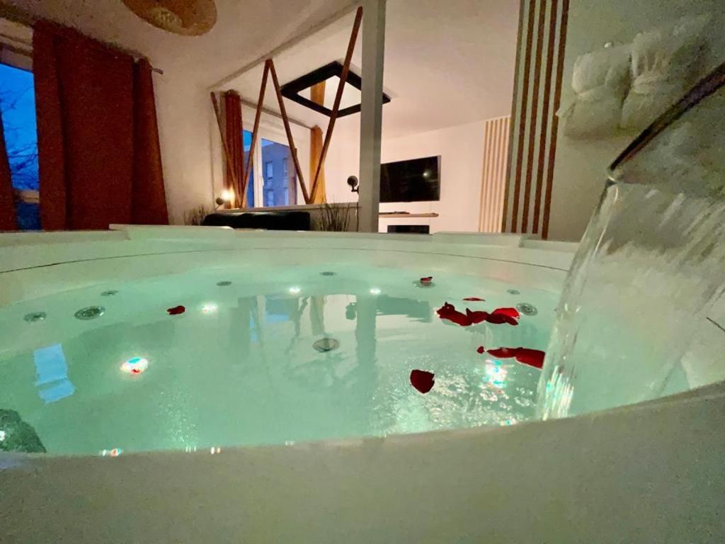 Suite Love Jacuzzi Montévrain Exterior foto